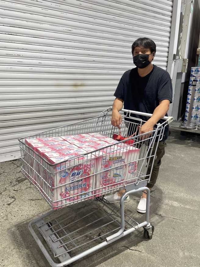 这名爸爸购物的照片曝光后，一度造成轰动，甚至还被同事笑亏是「棉棉哥」。（图／网友Mei Chen授权提供）