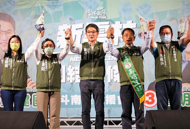 劉建國（中）爭取斗南地區建設，完成斗南車站改建等工程。（劉建國競選總部提供／張朝欣雲林傳真）