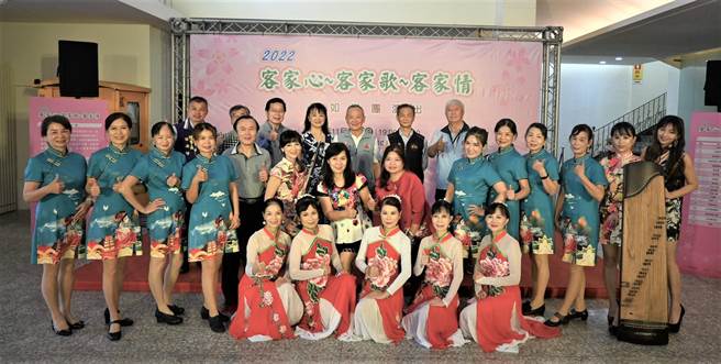 苗栗县政府推广客家文化不遗余力，11月13日星期日晚上6点半，将在县府文化观光局中正堂举办「客家心～客家歌～客家情」活动。（李京升摄）