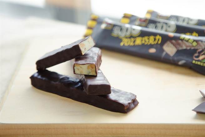 77乳加配方升級推出濃郁70％黑巧克力口味，在7-11獨家販售。（宏亞食品提供）