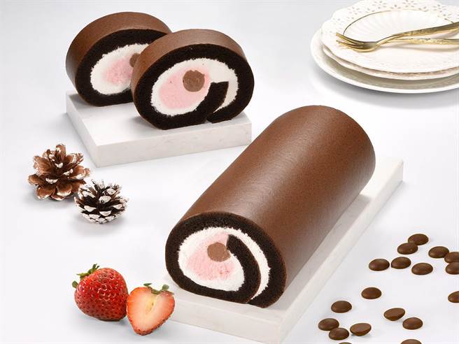 亞尼克「草莓可可卡士達」生乳捲夾苦甜巧克力及微酸甜草莓，售價485元。（亞尼克提供）