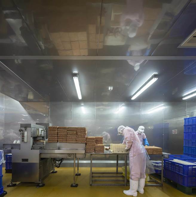 台畜農科廠結合全新硬體建設以及最先進加工技術，工廠通過FSSC22000、與ISO22000、ISO9001等食品安全系統驗證，以最高規格把關食安。（台畜提供）