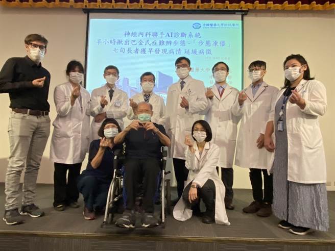 罹患巴金森氏症的庄伯伯透过中国附医医疗团队以AI量化评估其步态冻僵发作次数与时间，并配合药物、新式介入治疗，步态不稳获改善。（冯惠宜摄）
