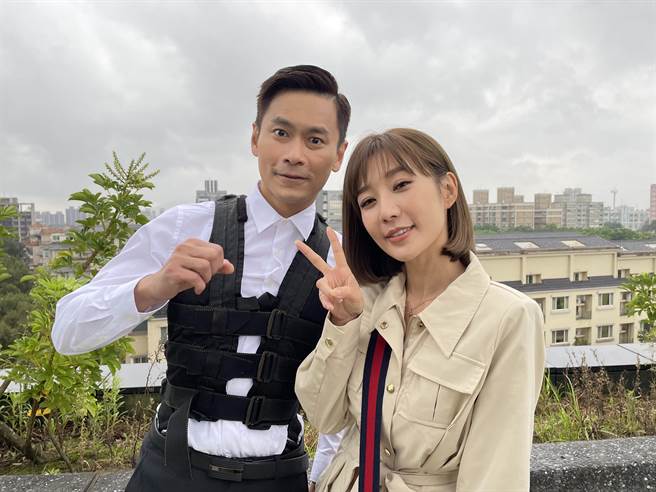 陈彦廷拍杀青戏，剧中老婆罗巧伦探班。（民视提供）