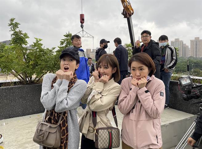 廖家仪、罗巧伦、谢忻探班陈彦廷。（民视提供）