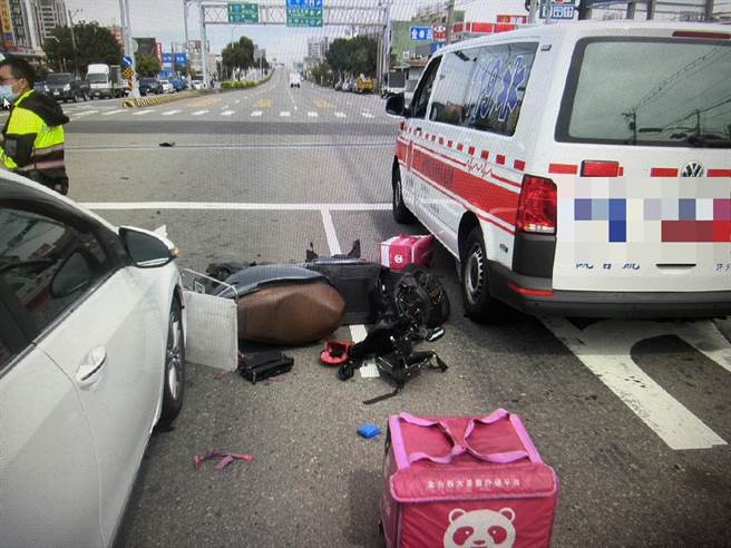 梧栖区中华路一段与中华路一段979巷口时，今天上午发生救护车执行救护勤务闯红灯，撞及骑摩托车的外送员事故。(民眾提供)