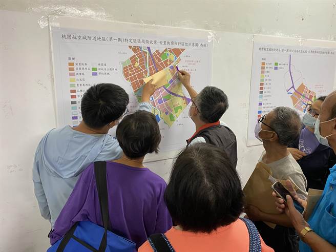 桃园航空城计画步入实质开发阶段，目前正进行机场园区与附近地区安置街廓第1阶段配地作业。图为示意图，搬迁户在安置街廓区位图前讨论选配事宜。（蔡明亘摄）