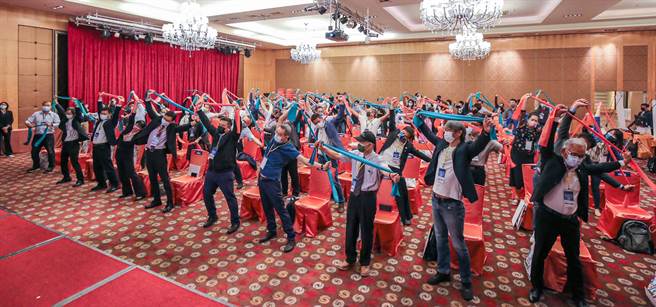 經濟部加工處協助廠商跨域轉型，取得歐洲瑞士訂單。活動開場時運用區內廠商明源產品舒活筋骨。（加工處提供／林瑞益高雄傳真）