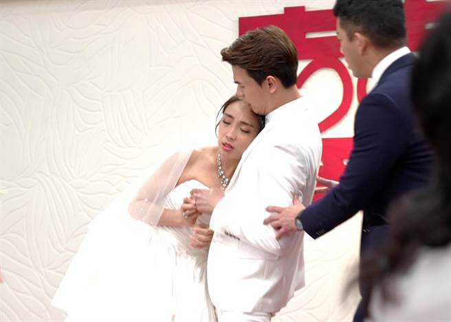 梁舒涵剧中在婚礼上心臟病发昏倒。（台视提供）