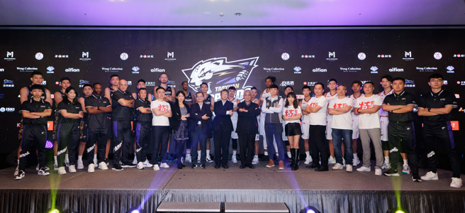 永丰银行冠名赞助桃园云豹篮球队，2日冠名启动仪式大合照留念。（桃园永丰云豹职业篮球队提供）