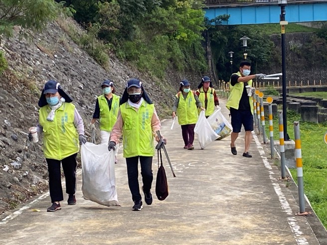 花莲全县海港、河川湿地等水域，透过民眾成立的巡守队举办净滩、教育宣导等活动，落实「永续花莲」之理念。(图/花莲县环保局提供)