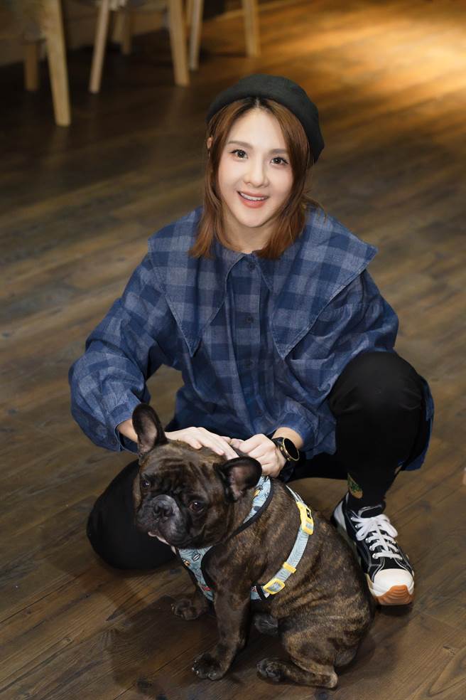 郭靜今為演唱會彩排練歌，練團室的狗讓她很療癒。（寬宏藝術提供）