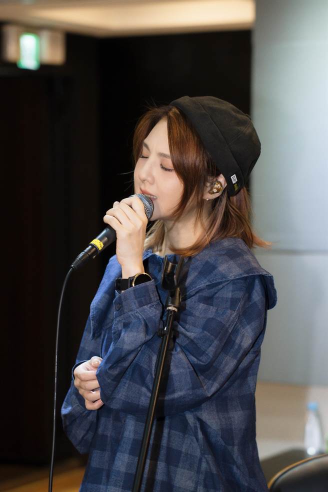郭靜今為演唱會彩排練歌，展現甜美歌喉。（寬宏藝術提供）