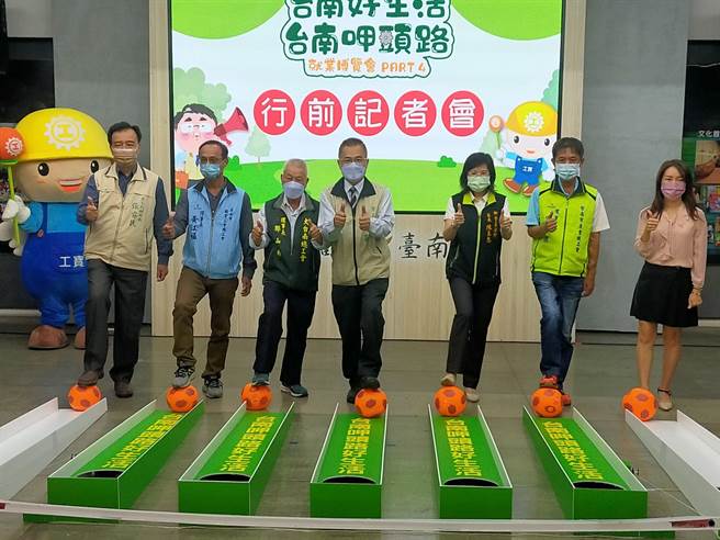 台南市政府今年第4场大型徵才活动，5日上午9点到12点将在新营体育场内体育馆办理，劳工局今天举办行前记者会。（张毓翎摄）