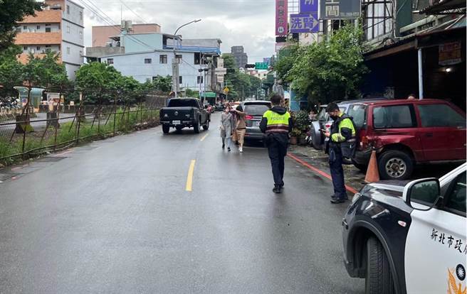新北市三重昨(1)日發生一起酒駕意外，有名42歲簡姓男子前一晚在家喝酒，沒想到隔天早上開車出外工作時，不慎將一名女子撞飛，結果對方當場失去生命徵象，目前仍在加護病房治療。(黃敬文翻攝)