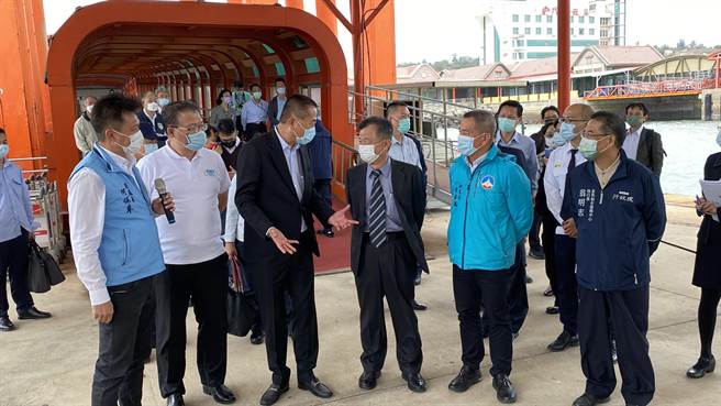 陸委會主委邱太三(右3)與立法院內政委員會召委林文瑞(左3)等人，於今(2)日下午特別飛抵金門水頭碼頭現場會勘小三通復航相關事宜。(于家麒攝)