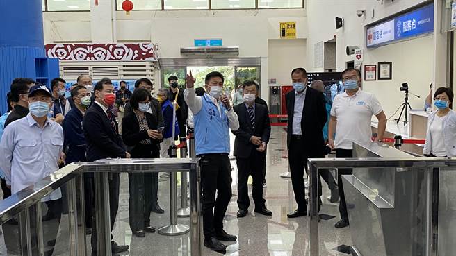 邱太三(右4)等人在金門縣港務處代理處長何佩舉(右5)的說明引導下，一一視察水頭碼頭旅服中心的各項服務設施與防疫工作。(于家麒攝)