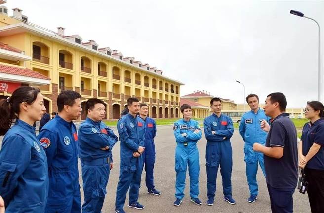 大陸專家：中國太空站夢想成真，未來有四大期待。圖為德國太空人馬天和義大利女太空人薩曼莎在中國訓練。（國防時空）