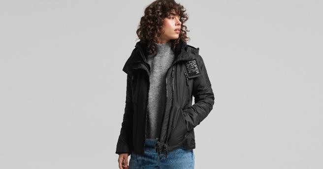 板桥大远百周年庆期间，外套类如SUPERDRY整体销售业绩成长45%以上。（板桥大远百提供）