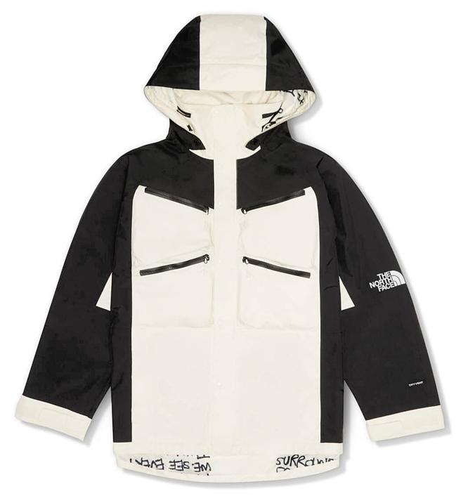 新光三越信义新天地THE NORTH FACE UE仓石拼接防水外套，兼具潮流与机能风格，价格店洽。（新光三越提供）