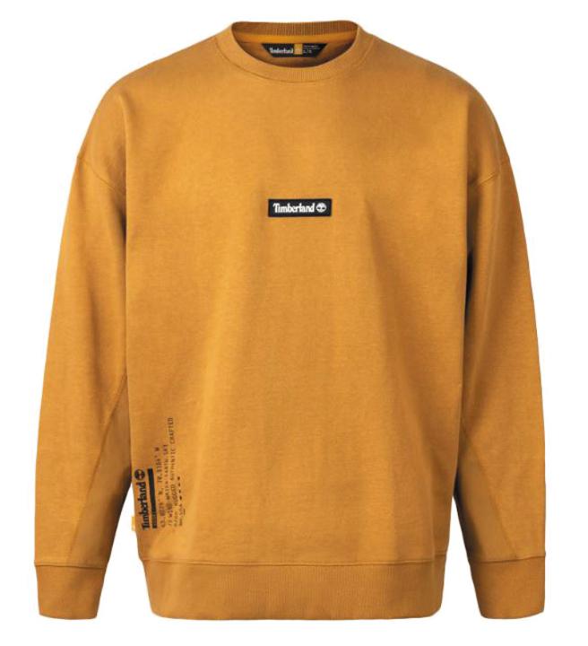 新光三越信义新天地Timberland男款小麦色厚磅宽松圆领长袖上衣，价格店洽。（新光三越提供）