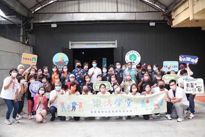 座落于桥头区捷运青埔站旁的「觅蜜基地」社区照顾关怀据点今天正式揭牌，提供社区长辈重启体力、脑力及社会力的场域。(高雄市社会局提供／林雅惠传真)