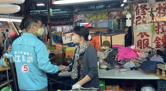 民進黨宜蘭縣長候選人江聰淵心情不受影響與熱情民眾寒暄。（吳佩蓉攝）