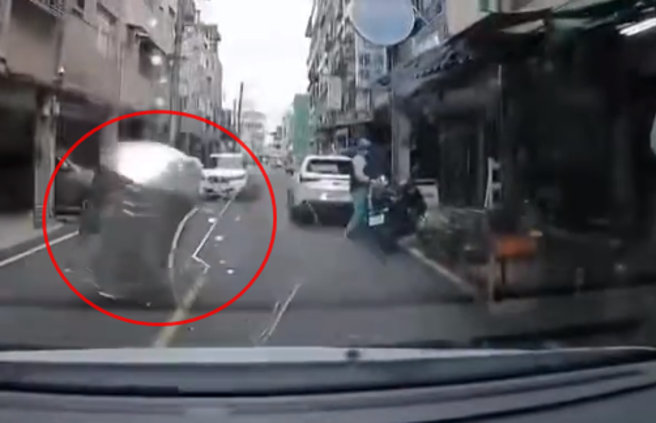 驚險畫面曝！水塔6樓直墜慘砸引擎蓋，網嚇傻：絕命終結塔。(翻攝臉書爆料公社)

