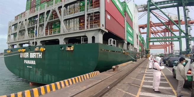 長源號貨櫃輪因台中港「封港」，直到2日上午7時20分開放進港，優先靠泊32號碼頭，船期受封港延誤2天。(海巡署提供)