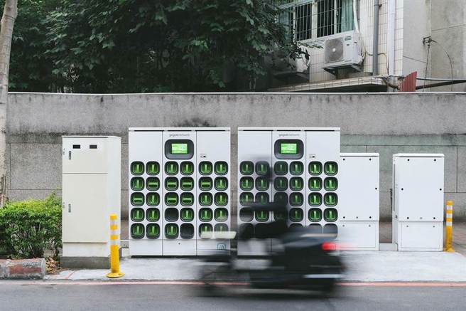 Gogoro回應指出，失竊的兩顆電池已經註記序號，未來竊賊只要放到充電站，就會立刻上鎖，無法取出。(示意圖／Gogoro提供)