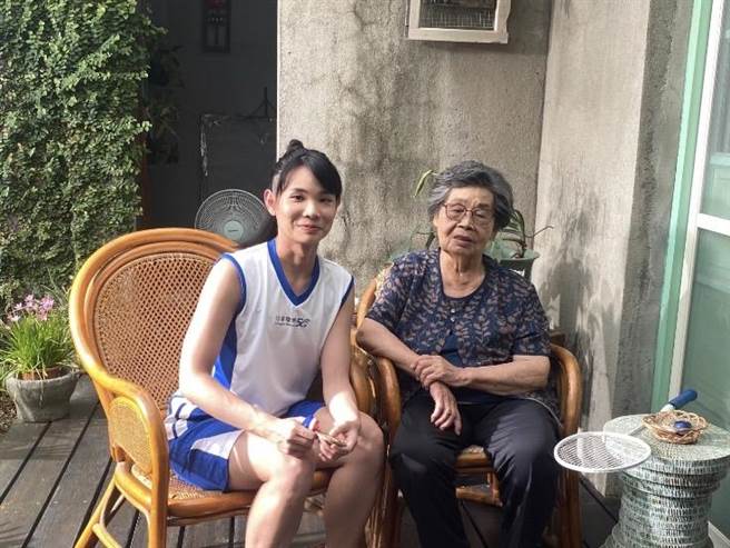 中华电信宣布由世界球后戴资颖代言「中华电信5G」品牌，阿嬷（右）是小戴（左）到世界各地出赛最思念的家人。（中华电提供）