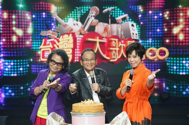 沈文程（左起）、孔锵、曾心梅近年搭檔主持节目，培养好默契。（信吉卫视提供）