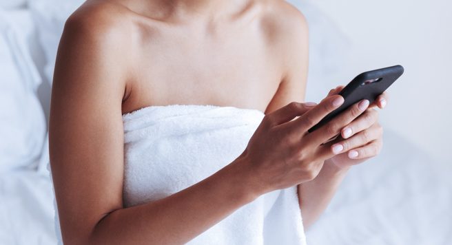 一名人夫抱怨，老婆只圍著一條浴巾，就在哥哥的房間裡面吃鹹酥雞。（示意圖／shutterstock）