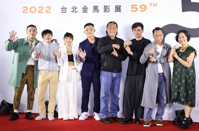 胡智强（左起）、宋昱德、李梦苡桦、陈韦勋、金马影展主席李屏宾、导演詹京霖、游安顺、杨丽音出席金马影展开幕式。（陈俊吉摄）