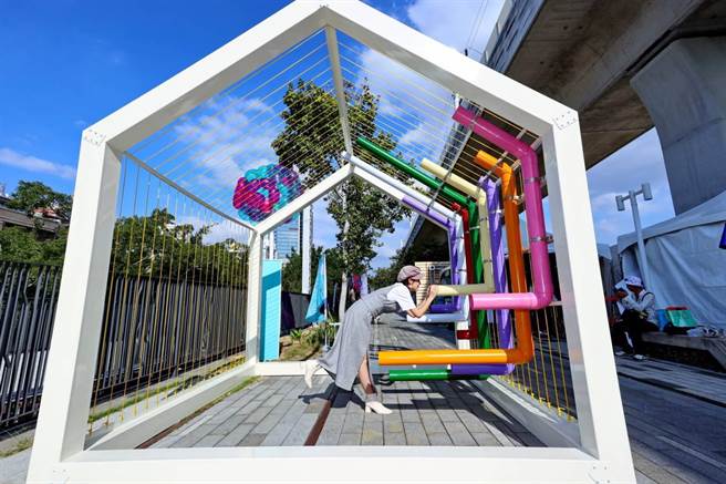 创意台中及铁道217活动展现旧城混搭风情，图为户外装置艺术，成为网红打卡景点。（台中市文化局提供／陈淑芬台中传真）