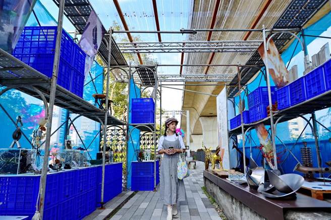 创意台中及铁道217活动，主题展间《火炼创生》展示五金艺术品，吸引民眾拍照。（台中市文化局提供／陈淑芬台中传真）