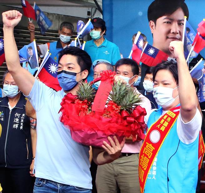 高揚凱在街頭的拜票隊伍必定高舉蔣萬安競選旗幟，宣講時必定拜託「市長支持6號蔣萬安，議員投給9號高揚凱」。（高揚凱競辦提供／游念育台北傳真）
