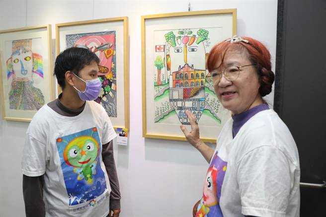 台湾星奇儿创艺协会指导老师陈颖君（右）带领观眾欣赏星宇展画作。(黄敬文翻摄)