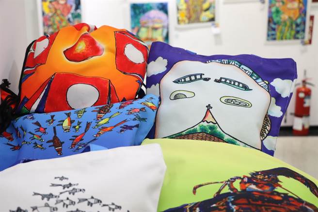 台湾星奇儿创艺协会将星儿的作品拓印在帆布袋变成文创商品。(黄敬文翻摄)