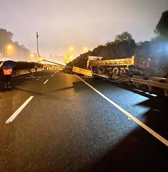 国1汐止段封闭抢修「又走山」，砂石车险被土石埋没。(翻摄自脸书国道公路警察局)