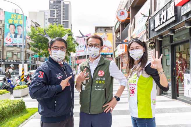 台南市长黄伟哲今（2）日北上到桃园帮民进党桃园市长候选人郑运鹏助选。（取自黄伟哲脸书）