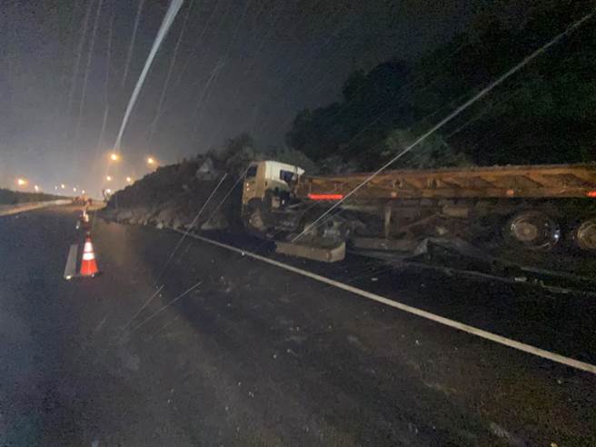 国道1号汐止交流道边坡坍落事件持续扩大，影响基隆往台北的国道客运路线，基隆市交通处提醒民眾及早因应。（新北市消防局提供／张志康基隆传真）