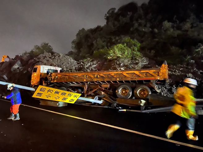 國1汐止段封閉搶修「又走山」，砂石車險被土石埋沒。(翻攝自臉書國道公路警察局)