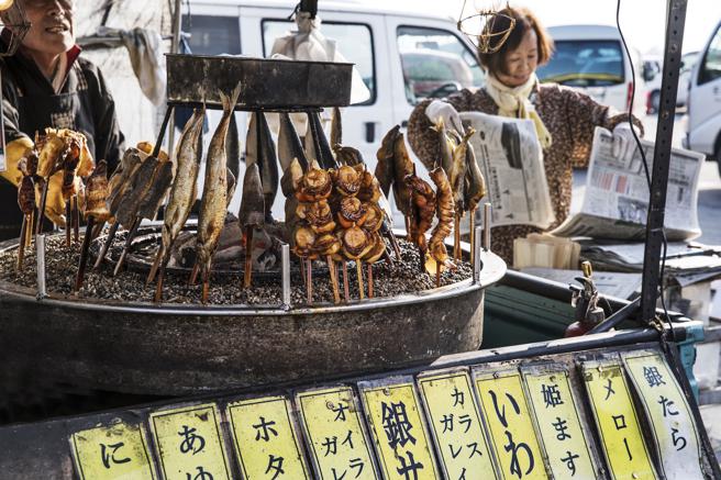 周日早上限定的「管鼻岸壁朝市」有多达300多摊位贩卖各式各样的美食。（八户观光文化协会提供）