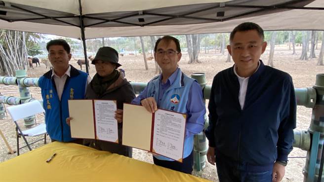 金门县政府今(2)日下午与山外溪上游畜牧业者签署迁移备忘录，将于一年内完成牛只迁移作业，还金湖镇民乾净的饮用水源(于家麒摄)