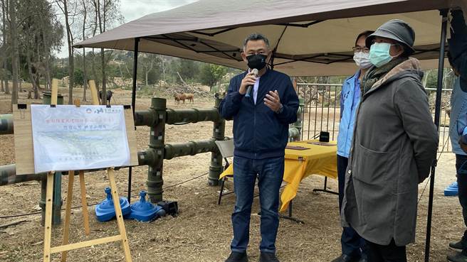 县长杨镇浯肯定县府同仁努力积极的协调，也感谢陈姓业主愿意配合迁移，解决山外溪的污染问题(于家麒摄)