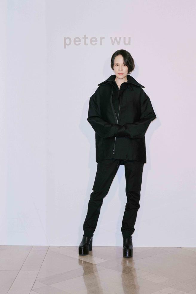 楊乃文以一襲黑色勁裝，特別喜愛褲子有多口袋的設計及褲型，並大推身上的圍脖。（peter wu提供）
