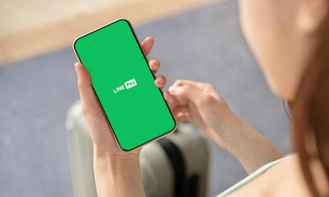 （不论是订机票，或是国内泡汤赏枫，国内外旅游行程用LINE Pay赚点享好康。图／LINE Pay提供）