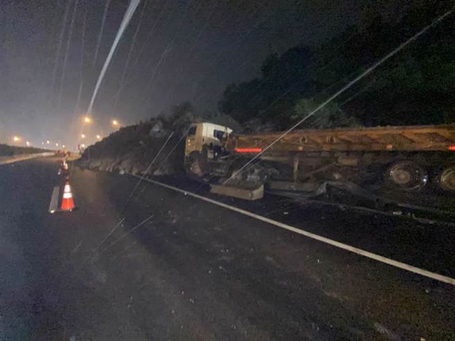 国道1号南下10.1公里处傍晚又发生土石崩落。（民眾提供）