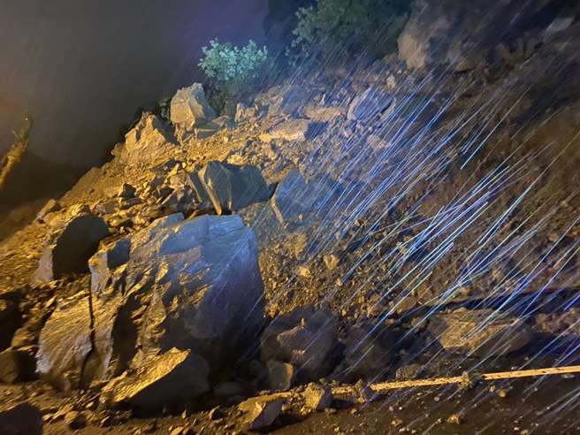 国道1号汐止交流道边坡坍落事件持续扩大，原订周五抢通已被迫延后。（新北市消防局提供）